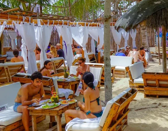 Mambo Beach Club: Pasadía Playa Blanca con Transporte Terrestre