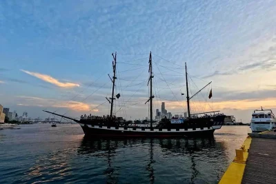 Atardecer-magico-a-bordo-del-Barco-Pirata