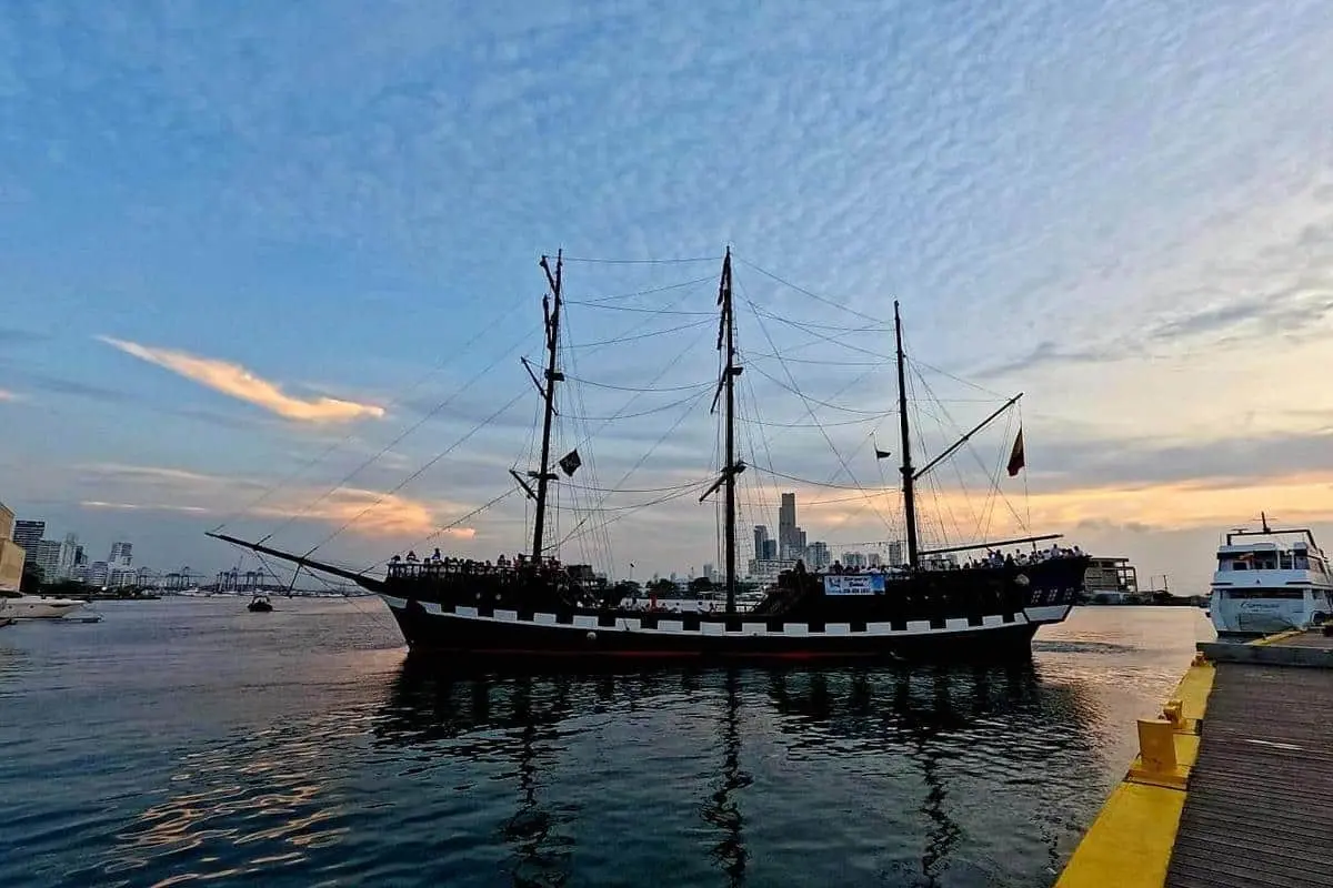 Atardecer-magico-a-bordo-del-Barco-Pirata