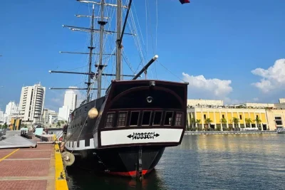 Brinda-al-atardecer-en-el-Barco-Pirata-Pathom