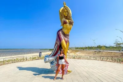 Estatua-de-Shakira-en-Barranquilla-homenaje-a-la-artista-colombiana