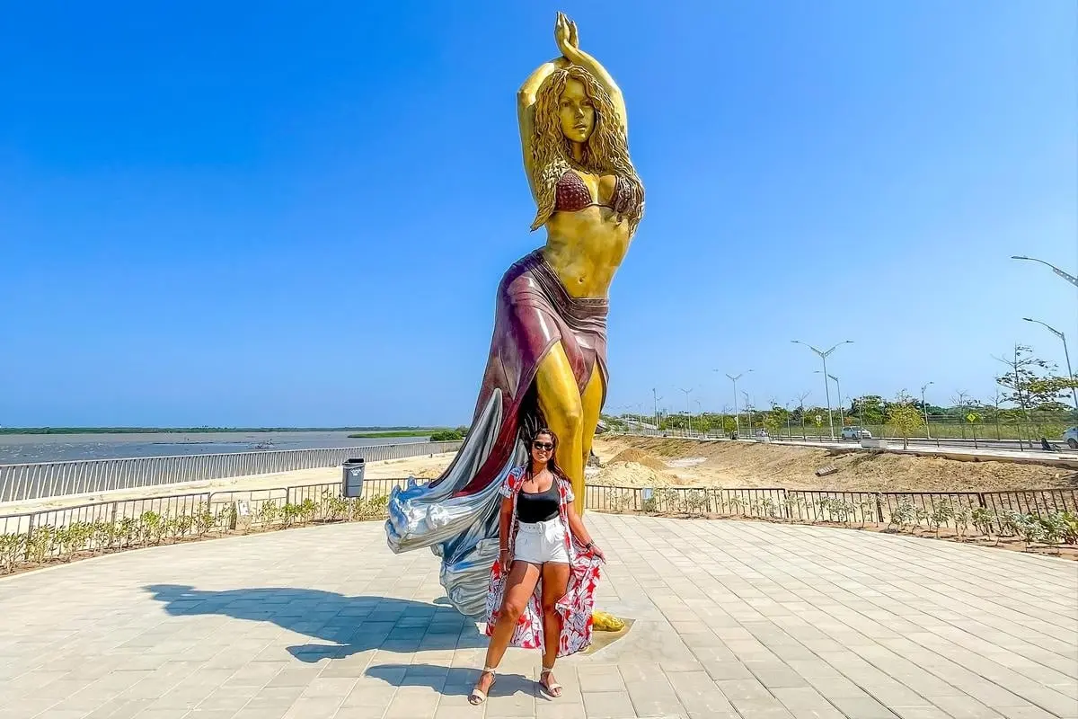 Estatua-de-Shakira-en-Barranquilla-homenaje-a-la-artista-colombiana