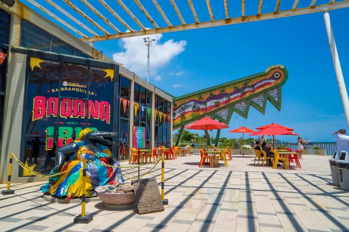 Paseo-en-el-Malecon-del-Rio-Magdalena-en-Barranquilla