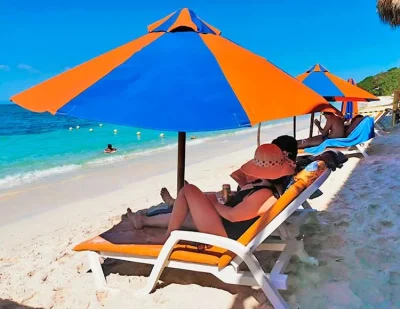 Playa-Tranquila-Baru-Sombrilla-y-Silla.jpg