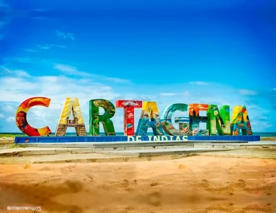 letras-gigantes-de-Cartagena-city-tour-chiva.jpg